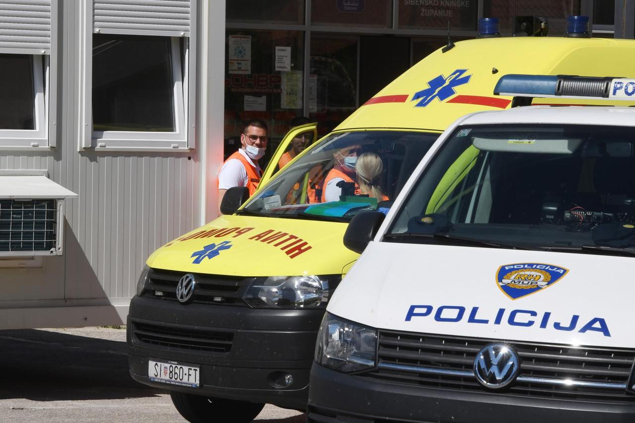 Vozilo policije i hitne pomoći ispred bolnice u Šibeniku