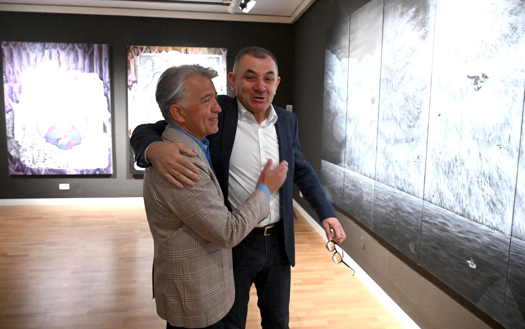 Ravnatelj Galerije Klovićevi dvori Antonio Picukarić pozdravio je gostovanje Bijenala u prostorima Klovićevih dvora, dodavši da se unutar njega, na istom katu, održava i izložba odabranih djela iz zbirke Slavka Kopača u Maloj galeriji zbirki i donacija Galerije Klovićevi dvori