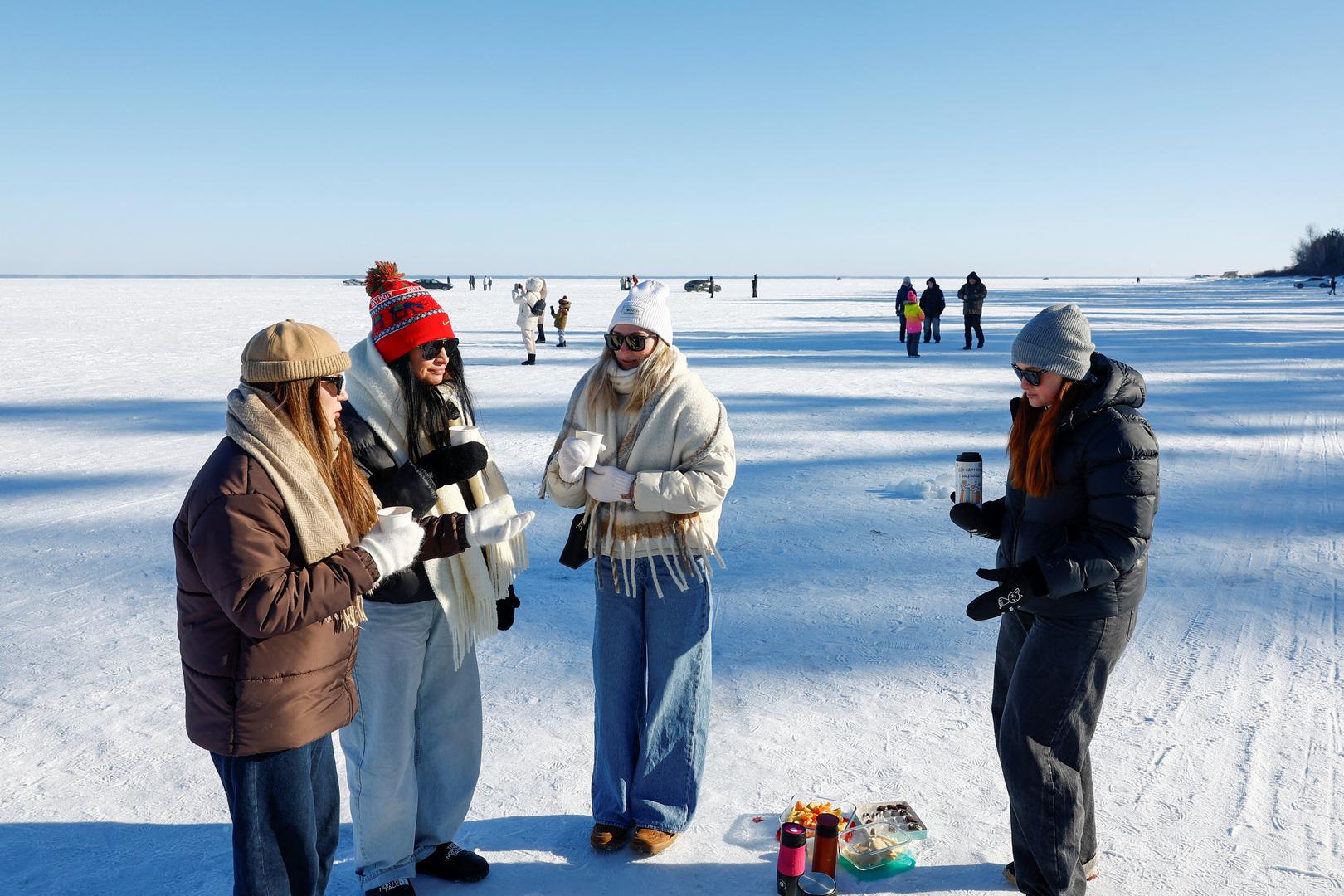 U Kijevu, gdje se ratne prijetnje i brutalni napadi neprestano nadvijaju nad glavnim gradom Ukrajine, stanovnici su pronašli način kako se opustiti i, istovremeno, pomoći svojoj zemlji.