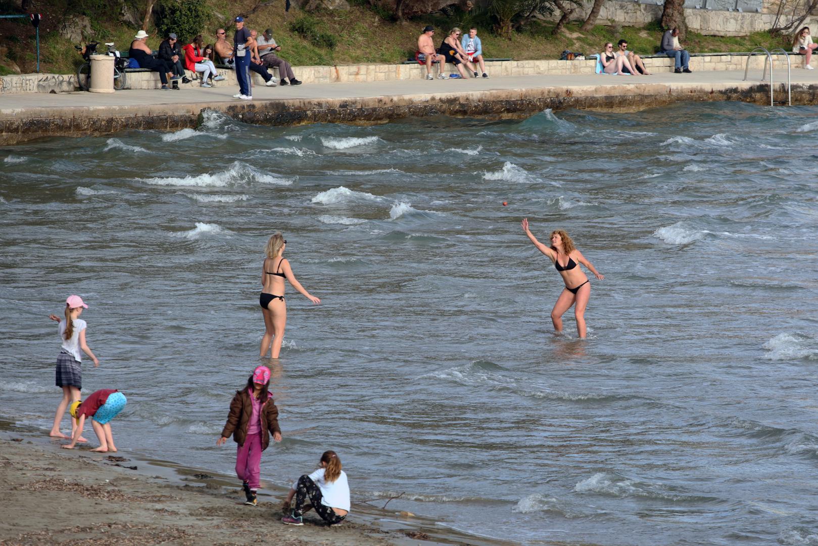 Prema podacima DHMZ-a, temperatura mora u Splitu u 14 sati iznosila je 14 °C.