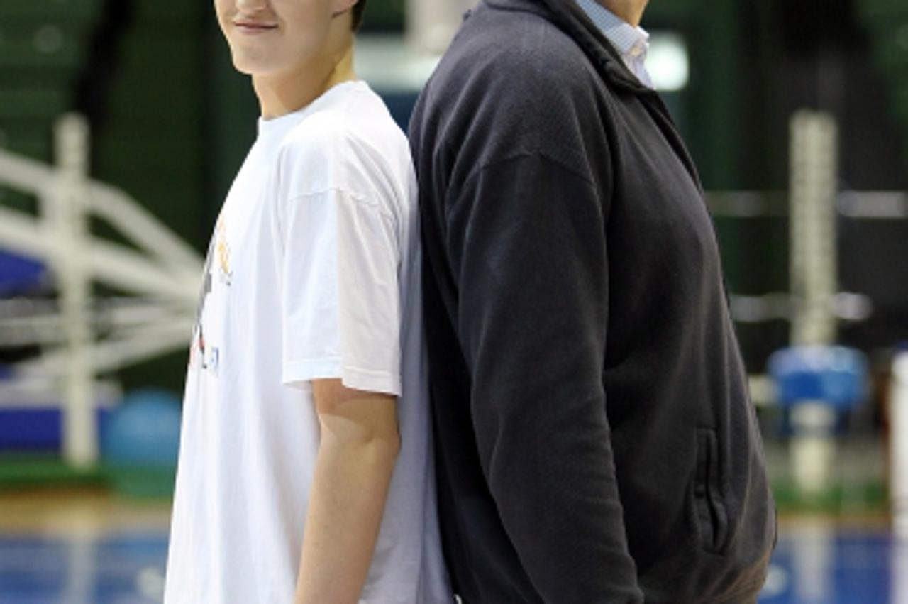 '20.01.2011., Zagreb -  Franjo Arapovic pozira sa sinom Markom Arapovicem koji je s 14 i pol godina postao najmladji prvotimac Cibone u povijesti. Photo: Jurica Galoic/PIXSELL'