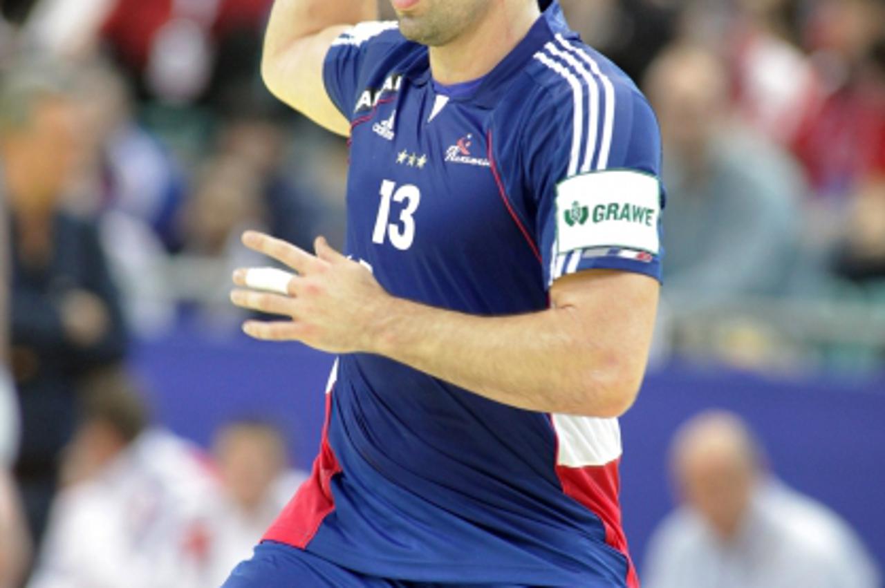 'France\'s Nikola Karabatic holds the ball during a EHF Handball Euro 2010 match against Hungary on January 19, 2010 in Wiener Neustadt. The tournament will run until January 31, 2010. AFP PHOTO/EXPA/
