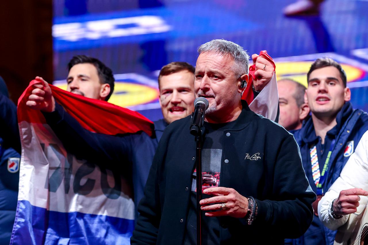 Zagreb: Thompson i brončani rukometaši zapjevali na glavnom gradskom Trgu