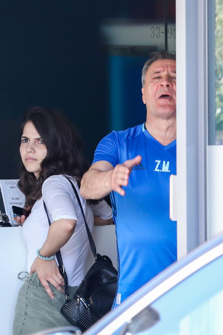 Tamo je stigao u luksuznom automobilu, a nije izgledao nimalo zabrinut.