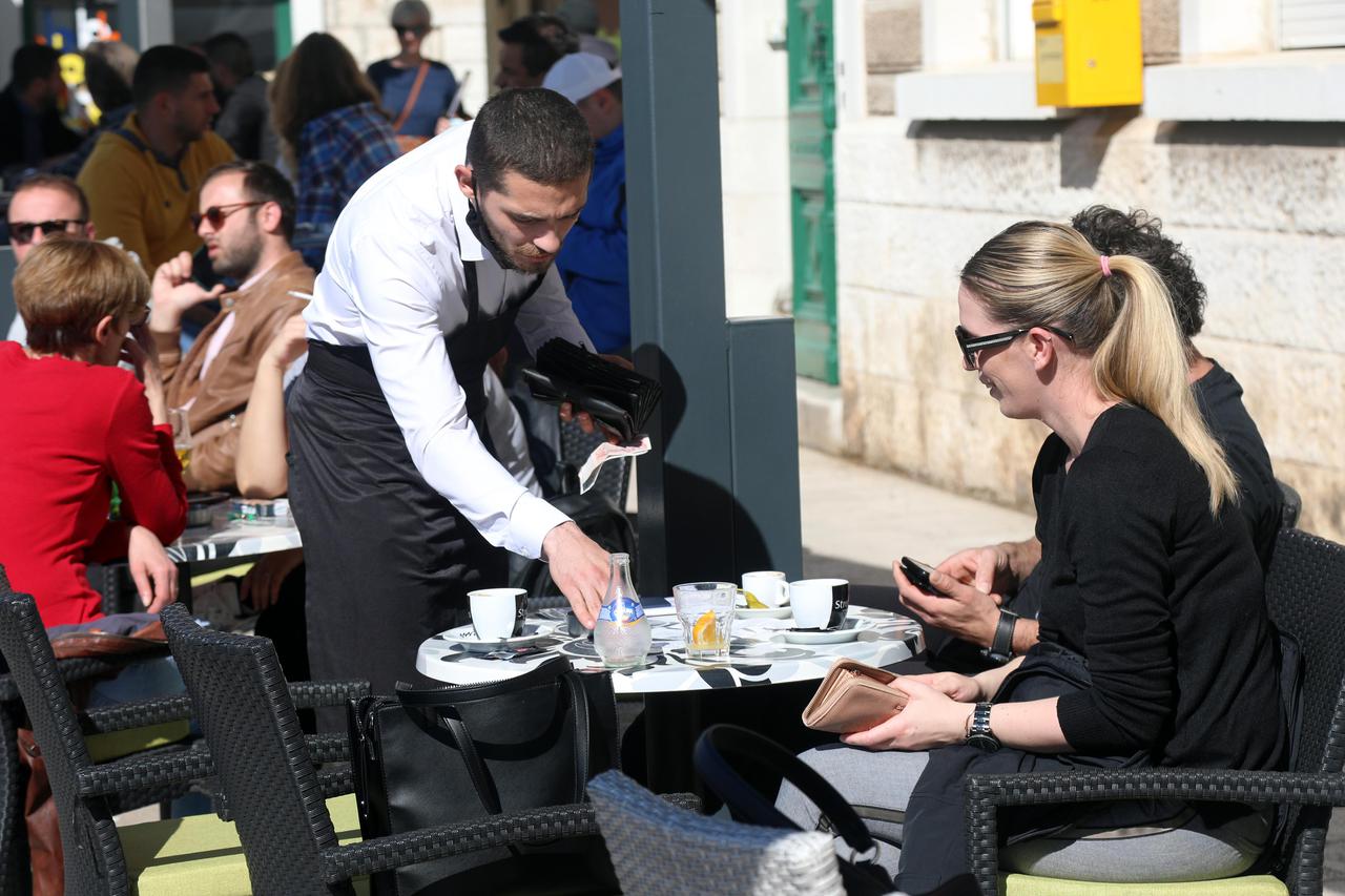 Šibenik: Terase kafića u popodnevnim satima prepune gostiju