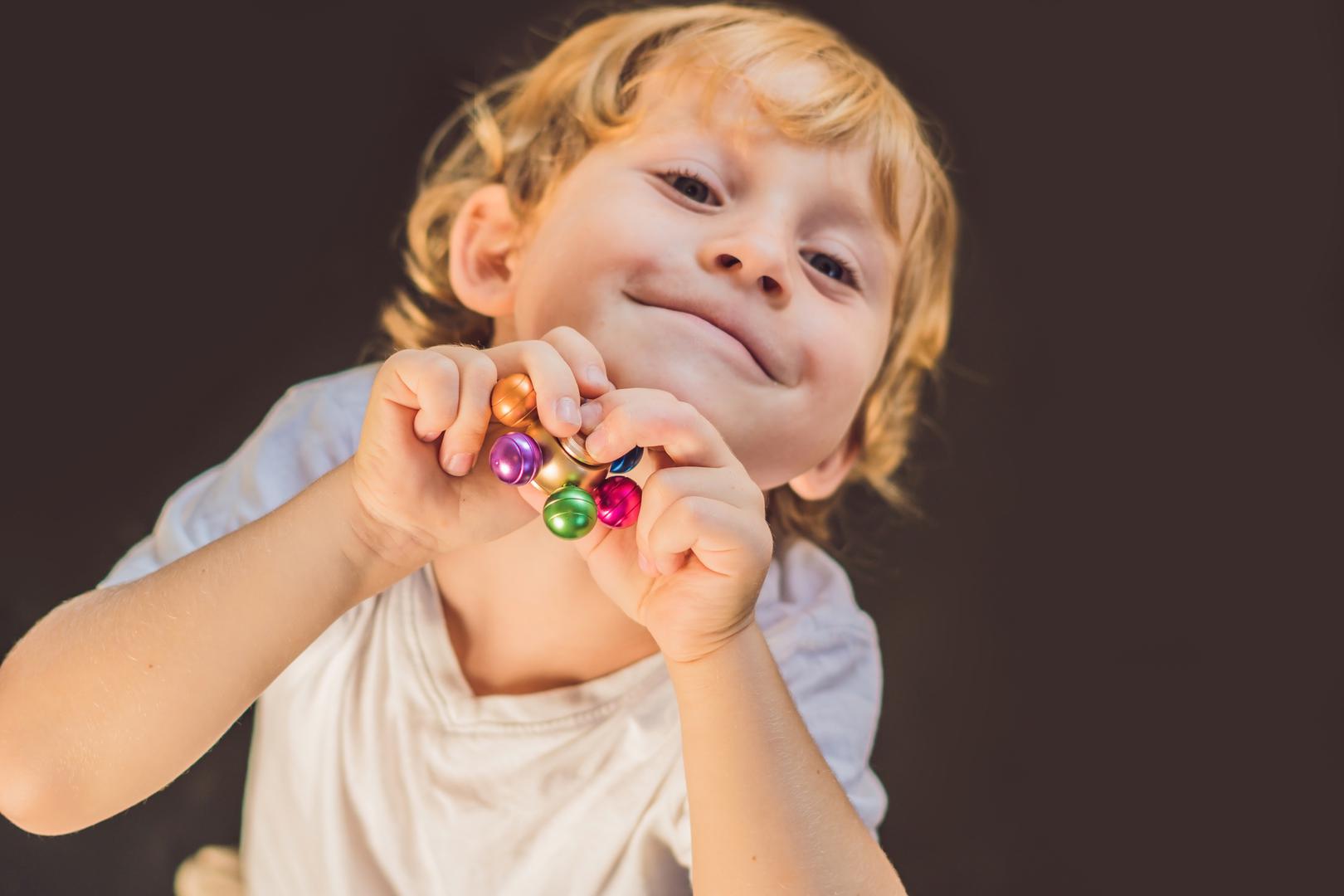 Osobe s ASD-om također mogu imati problema s izražavanjem osjećaja te može djelovati kao da nisu svjesne tuđih osjećaja.