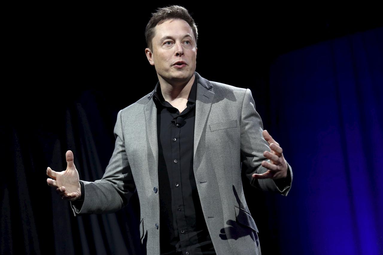 Tesla Motors CEO Elon Musk reveals the Tesla Energy Powerwall Home Battery during an event in Hawthorne, California April 30, 2015. Tesla Motors Inc unveiled Tesla Energy - a suite of batteries for homes, businesses and utilities - a highly-anticipated pl