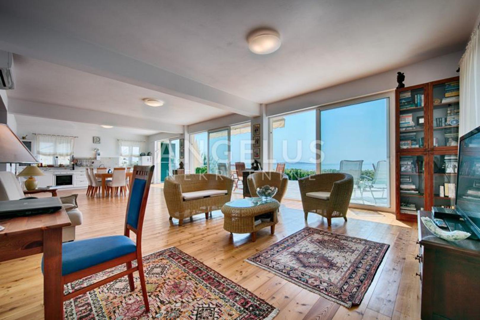 Na katu se nalazi stan od 100 četvornih metara s dvije spavaće sobe, dvije kupaonice i dnevnim prostorom povezanom s kuhinjom i blagovaonicom, a iz dnevnog dijela izlazi se na terasu od 40 četvornih metara.
