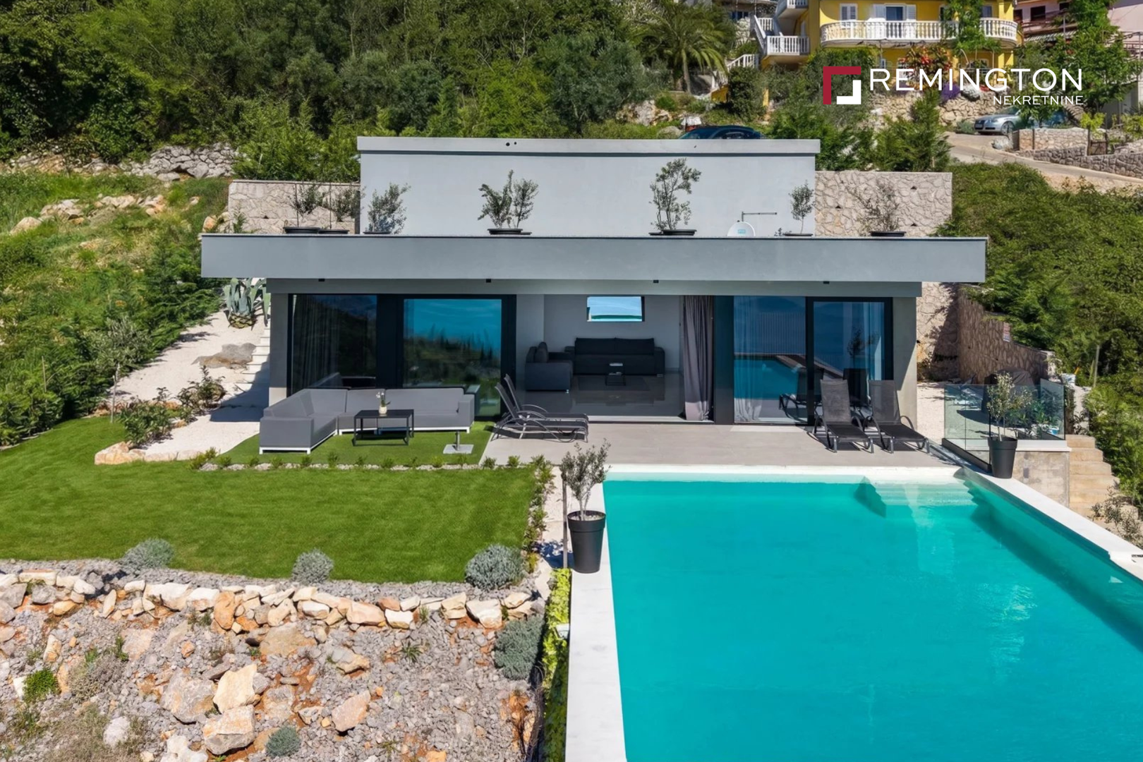 U Opatiji, na Opatijskoj rivijeri, na prodaju je moderna prizemnica s pogledom na more i bazenom, oglašena po cijeni od 860.000 eura. Nekretninu nudi agencija Remington Real Estate, a riječ je o objektu koji kombinira suvremenu arhitekturu, privatnost i blizinu obale.