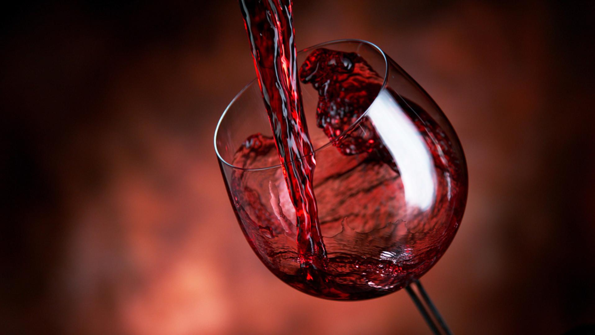 Tlo i klima ostavljaju trag u čaši: Ista sorta grožđa može dati potpuno različito vino ovisno o tome gdje raste. Sunce, kiša, nadmorska visina, vrsta tla i razlike između dana i noći utječu na slatkoću, kiselinu, miris i punoću vina. Zato vinari često kažu da vino ne govori samo o grožđu, nego i o mjestu iz kojeg dolazi.

*uz korištenje AI-ja
