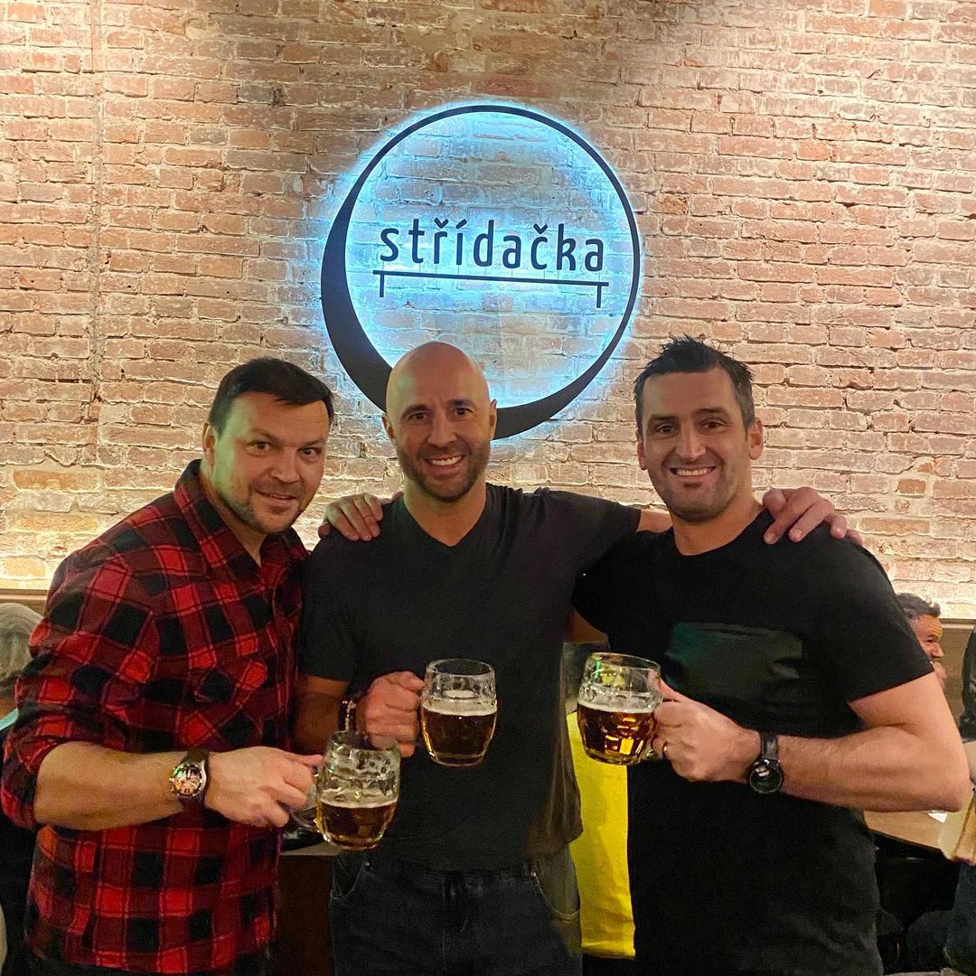 Ljubitelji nogometa, napose oni koji su prije kakvih 15-ak godina gledali njemačku Bundesligu sasvim se sigurno sjećaju Martina Fenina. Sada 37-godišnji Čeh igrao je u Njemačkoj za Eintracht iz Frankfurta čiji je napad predvodio, a nastupao je i za reprezentaciju svoje domovine, posebno je zasjao na svjetskom prvenstvu do 20 godina pa prešao u Juventus. Danas, iako mlađi od dostatnog broja još uvijek aktivnih igrača, više ne igra, a živi - katastrofalno. Ogrezao je u alkohol, i to opasno.