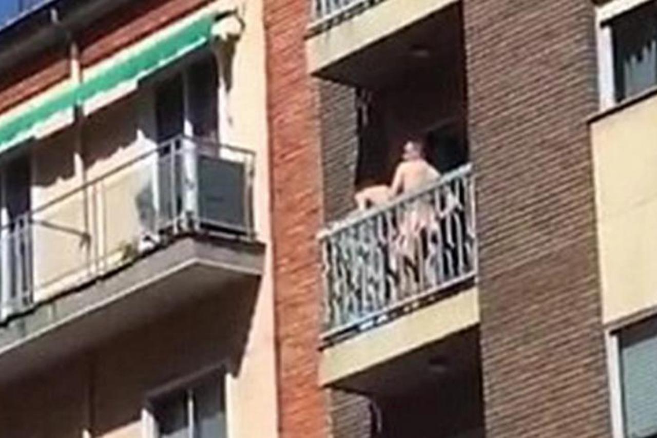 seks na balkonu
