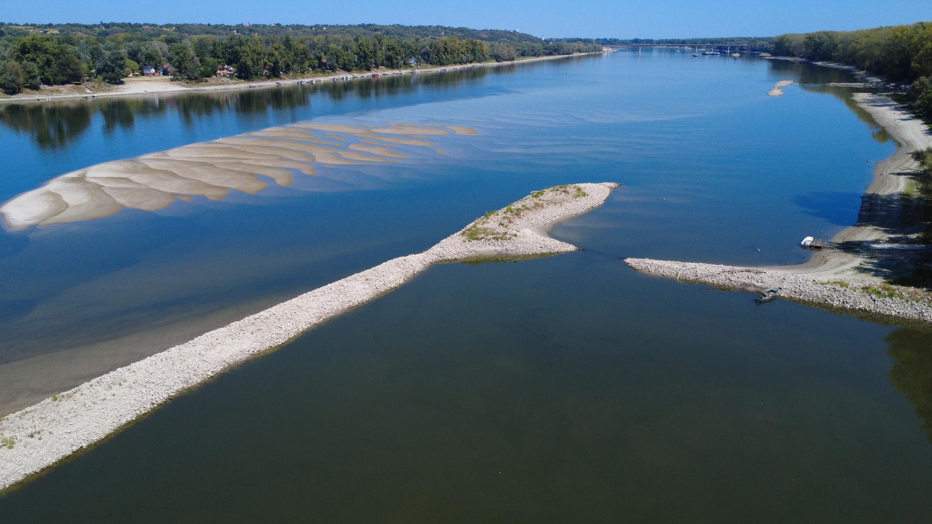Vodostaj Dunava kod Bezdana u Srbiji posljednjeg dana srpnja pao je na minus 134 centimetra, čime se približio povijesnom minimumu zabilježenom početkom 20. stoljeća.