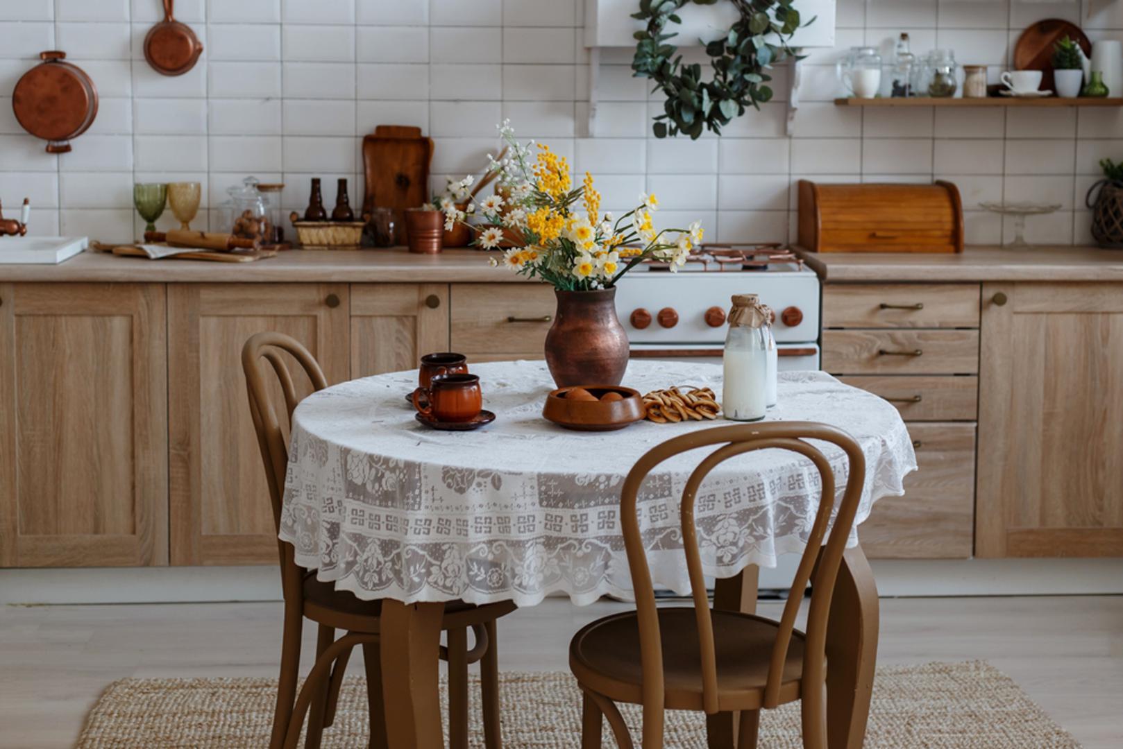 Čipkasti detalji: Čipkasti stolnjaci i zavjese desetljećima su se izbacivali iz domova jer su djelovali pretjerano tradicionalno, no romantični detalji ponovno dobivaju svoje mjesto. Umjesto da čipkom prekrijete cijelu prostoriju, suvremeni pristup podrazumijeva male naglaske poput stolnjaka, nadstolnjaka, ukrasnih jastuka ili nježnih zavjesa. U kombinaciji s drvom, jednostavnom keramikom i modernim namještajem čipka može izgledati šarmantno.

*uz korištenje AI-ja
