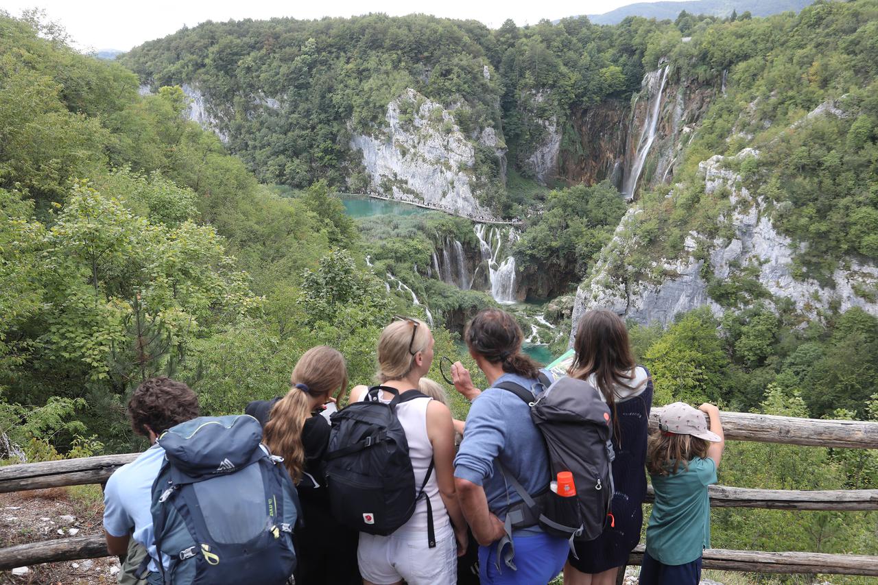 Brojni turisti u obilasku Plitvi?kih jezera