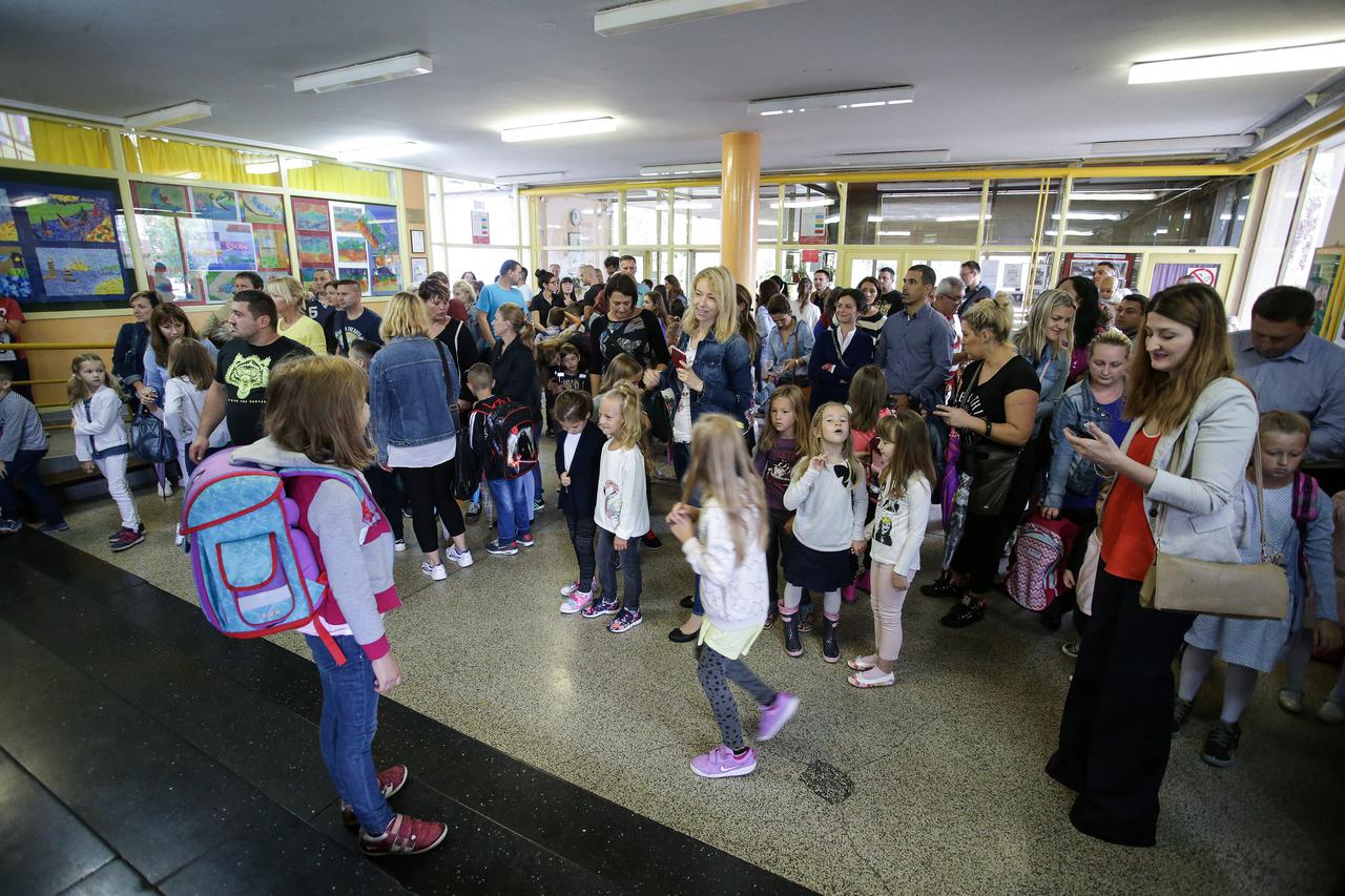05.09.2016., Zagreb - Roditelji dovode svoje prvasice prvog dana nastave u OS Ante Starcevica u Dubravi.   Photo: Petar Glebov/PIXSELL