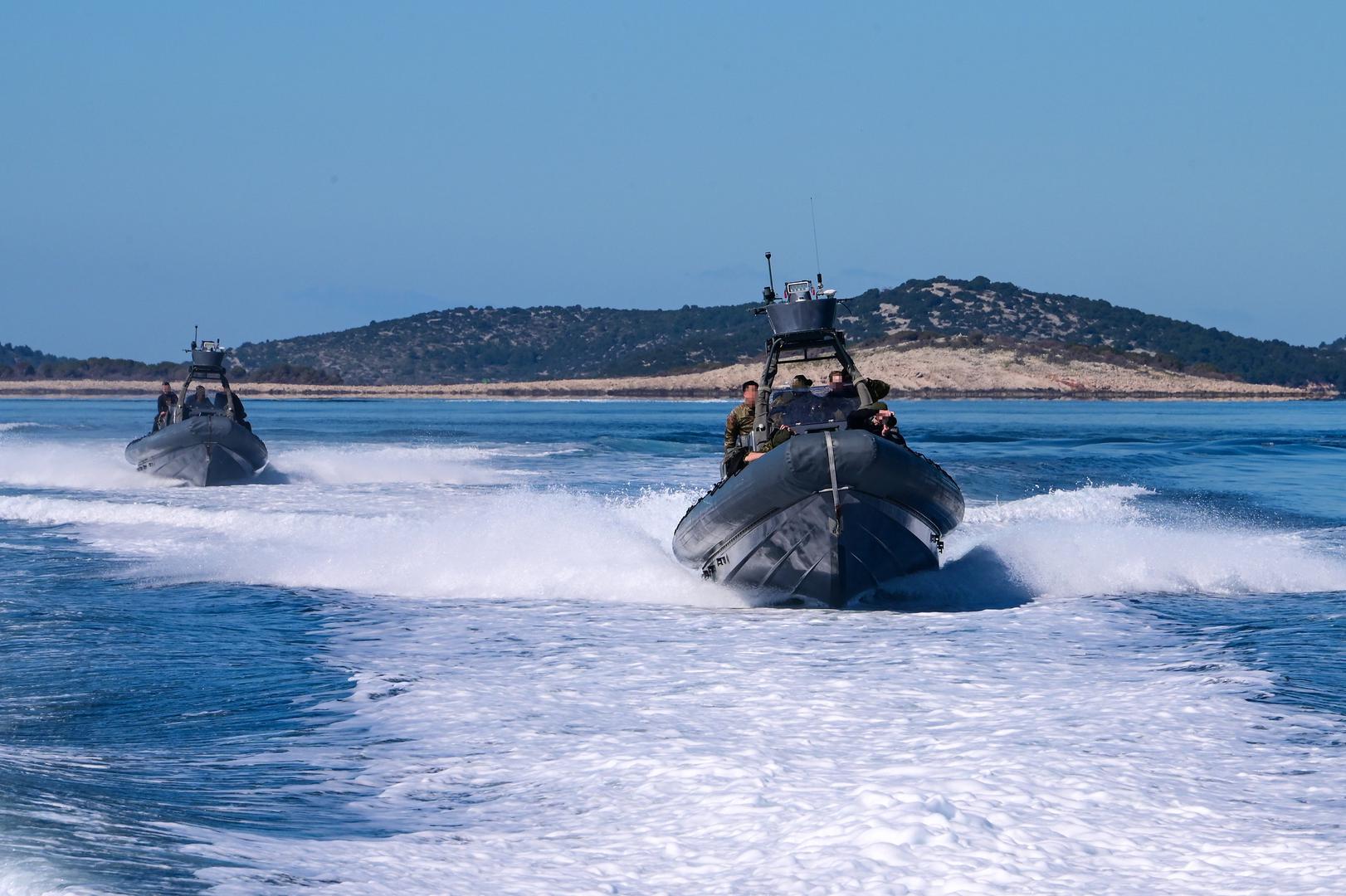 Obuka je bila sve samo ne jednostavna. Izvodili su se padobranski skokovi – na kopnu i na vodi, gađanja u dnevnim i noćnim uvjetima, vježbe proboja – mehaničkog, balističkog i eksplozivnog.