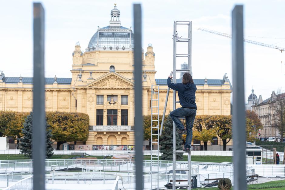 Zagreb: Postavljanje klizališta na Trgu kralja Tomislava