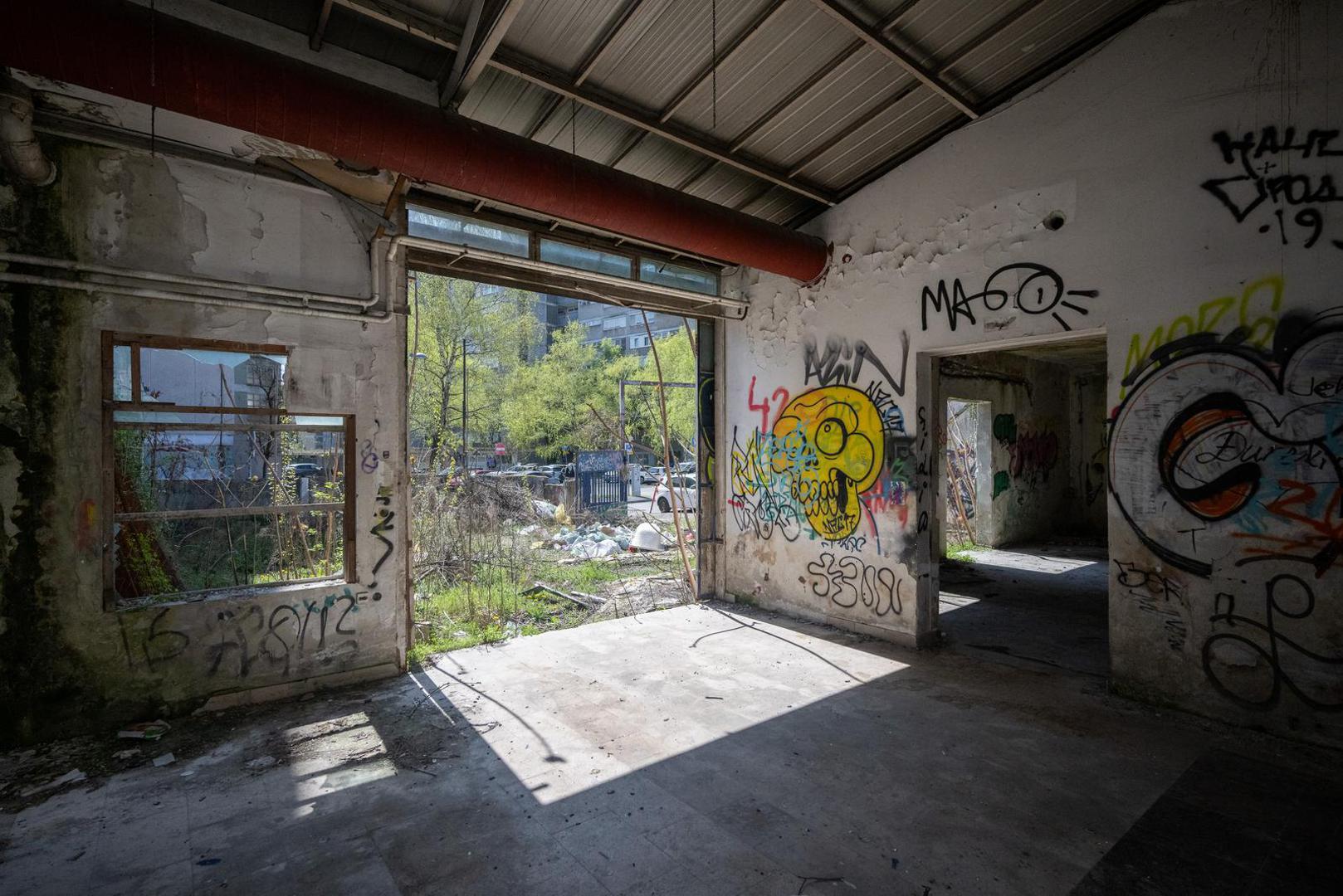 Naime, obližnja rugla iza ugla Gradske uprave, tri minute od ureda gradonačelnika, su pred boljom sudbinom.