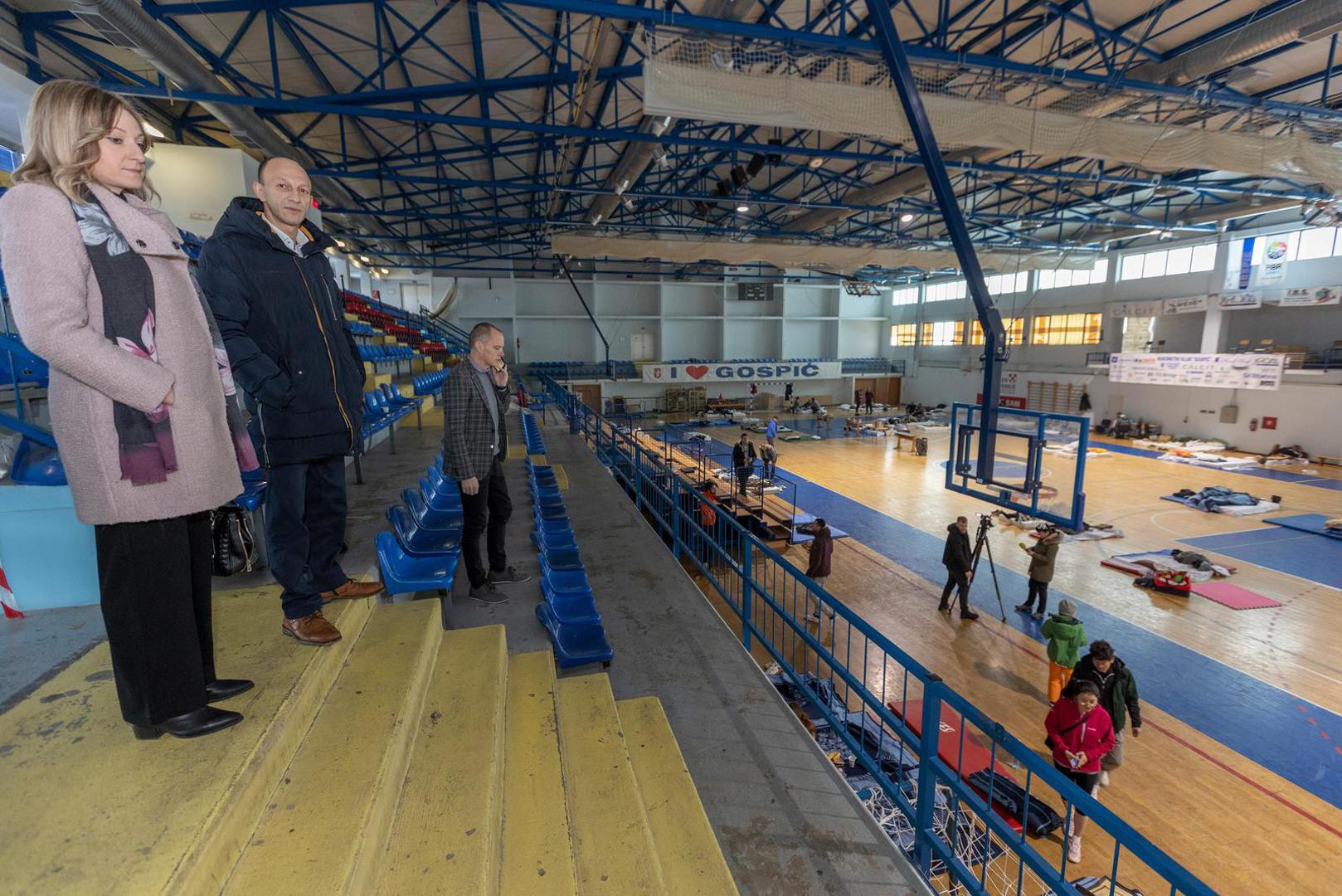 27.02.2023., Gospic - Gradska sportska dvorana u kojoj je smjesteno oko 150 osoba koje su ostale zarobljene na prometnicama tijekom snjeznog nevremena. Photo: Nikola Mraovic/PIXSELL