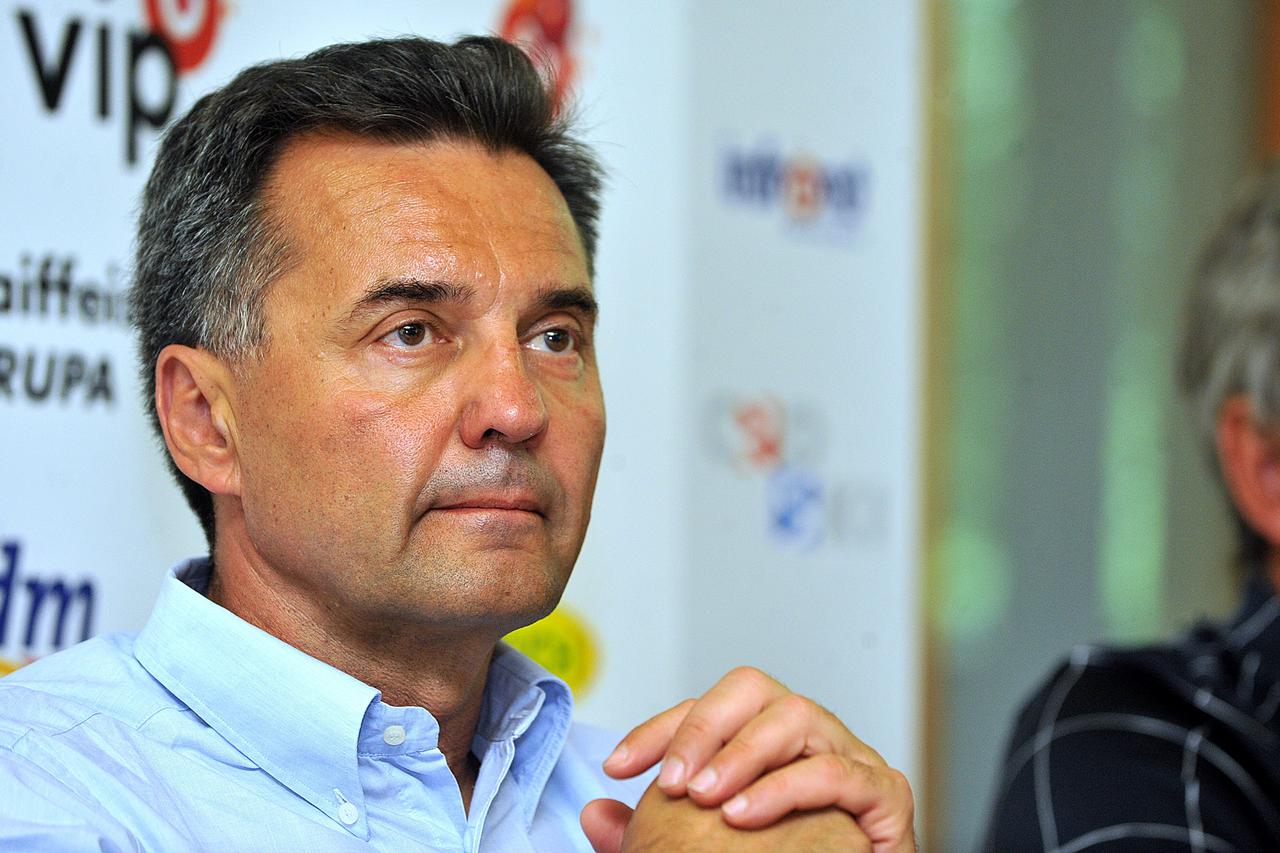 Miho Glavić predsjednik je uprava i suvlasnik tvrtki AWT International i Fairtrade, poslovni je partner Agrokora, a njegova tvrtka AWT pokrenula je predstečajnu nagodbu zbog neisplaćenih mjenica Konzuma