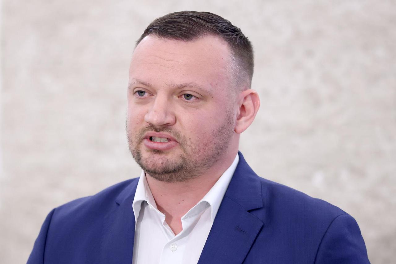 Zagreb: Viktor Šimunić u DIP-u predao svoju kandidacijsku listu nezavisnih