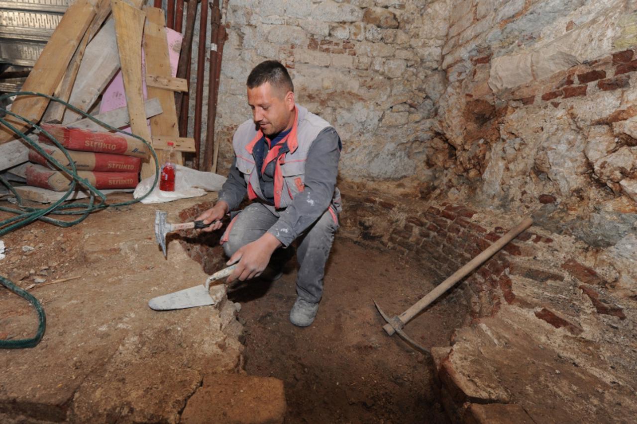 '08.04.2010., Sibenik - U prizemlju obiteljske kuca u samom sredistu Sibenika koja je iz 14.stoljeca pronadjena neka arholoska otkrica(tangara) Photo: Hrvoje Jelavic/PIXSELL'