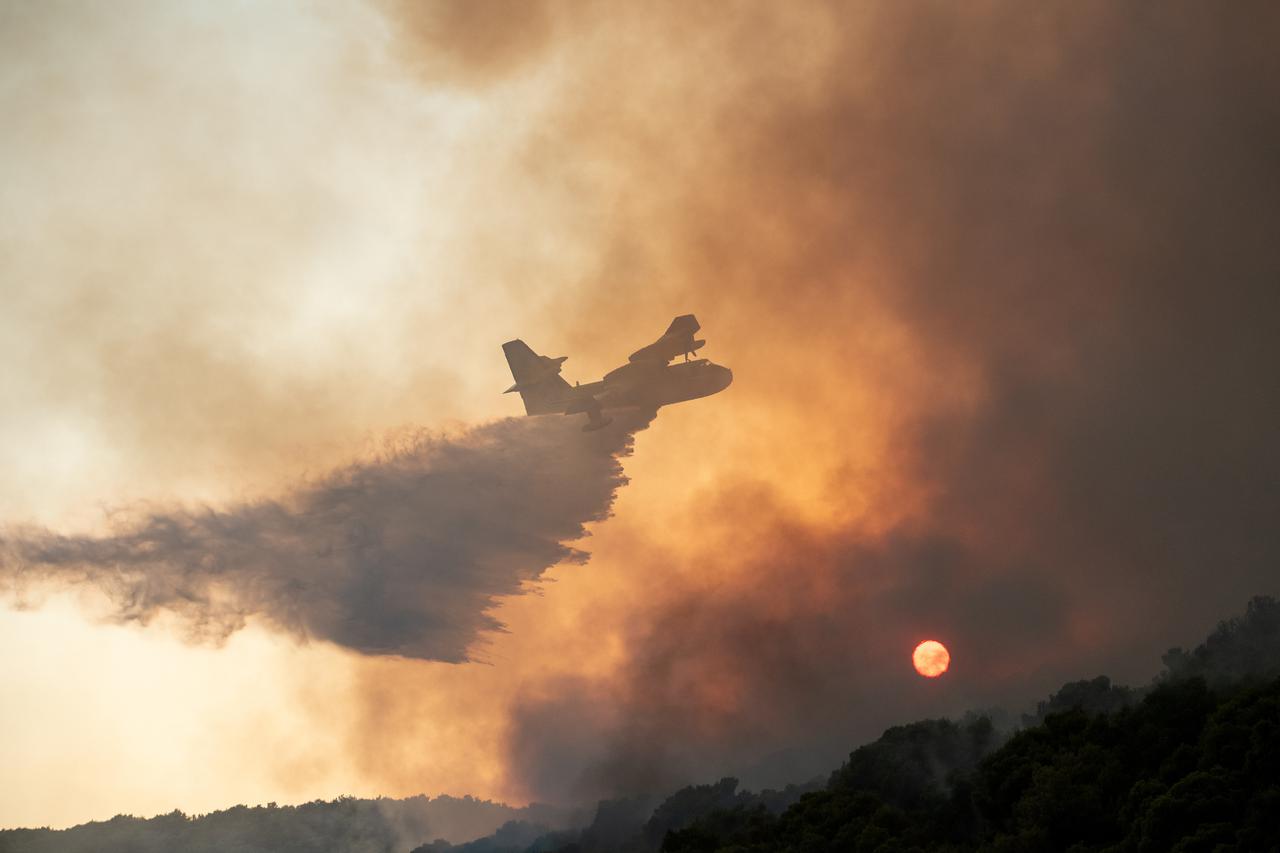 U popodnevnim satima izbio je pozar otvorenog prostora kod Trogira, u blizini hotelskog naselja Medena.