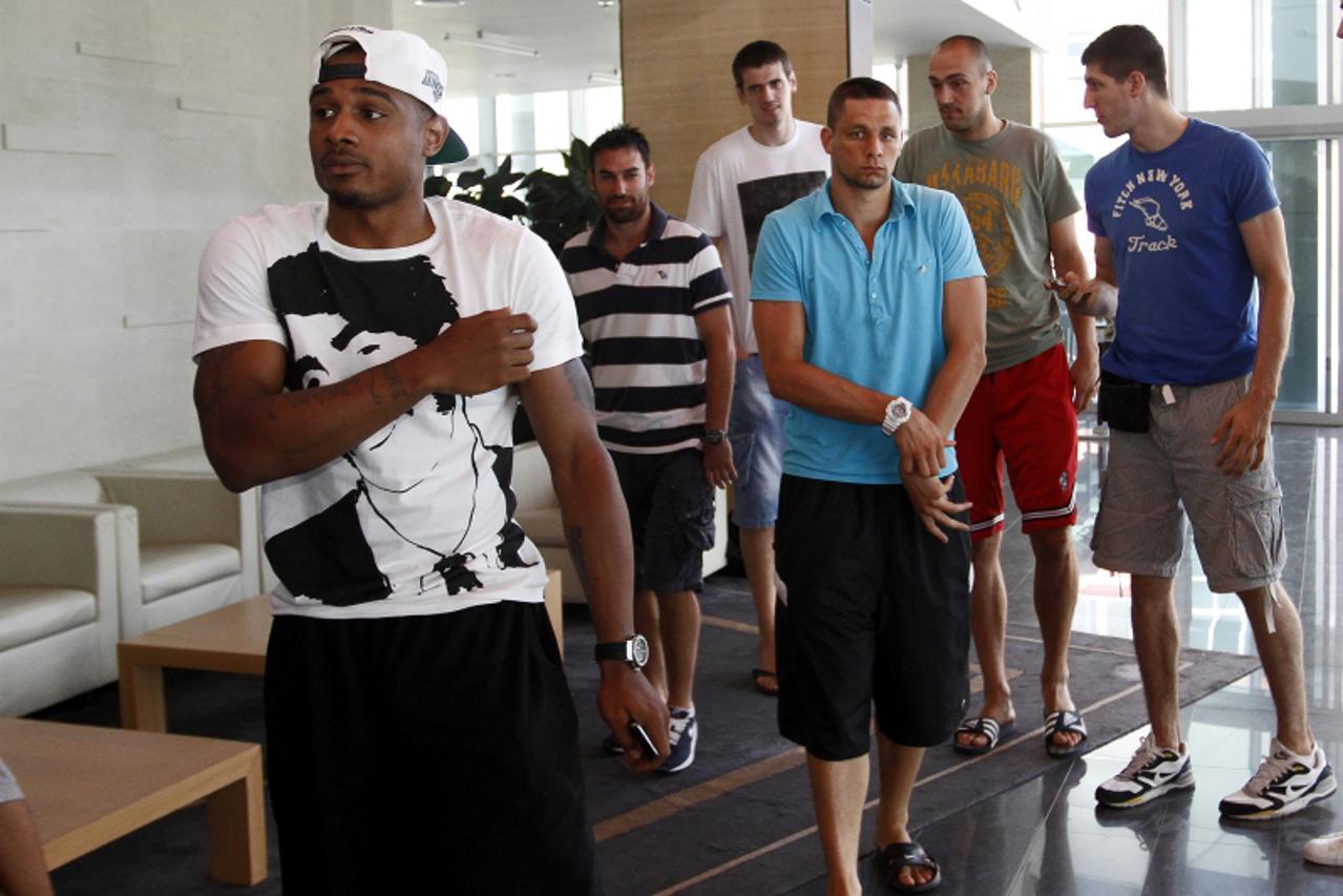'15.07.2001,Osijek,Hrvatska,okupljanje Hrvatske kosarkaske reprezentacije na pocetku priprema za europsko prvenstvo u Litvi,Hrvatski reprezentativci u hotelu Osijek Photo: Marko Mrkonjic/PIXSELL'