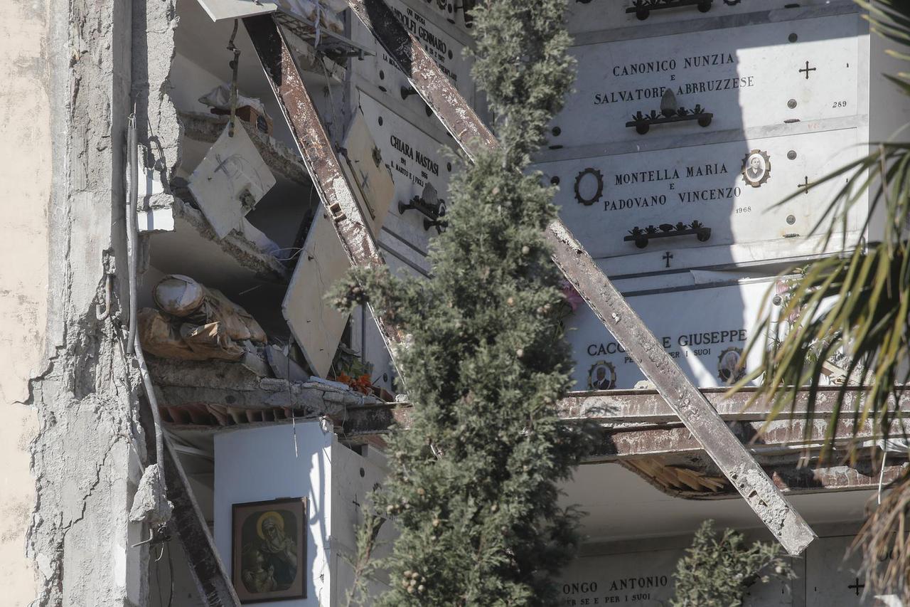 Collapse inside the Naples cemetery