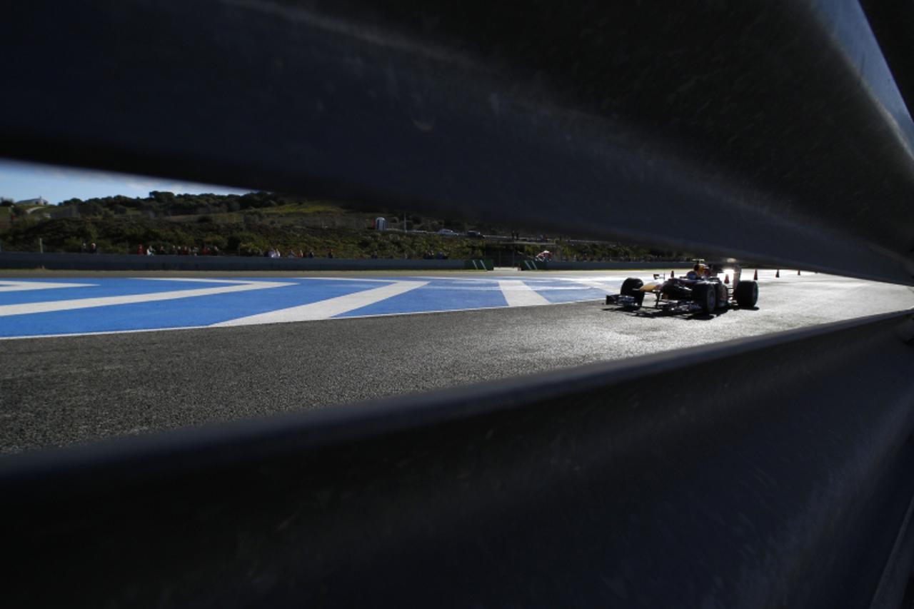 'Red Bull Formula One driver Mark Webber of Australia drives his car during a training session at the Jerez racetrack in southern Spain February 11, 2010. REUTERS/Marcelo del Pozo (SPAIN - Tags: SPORT