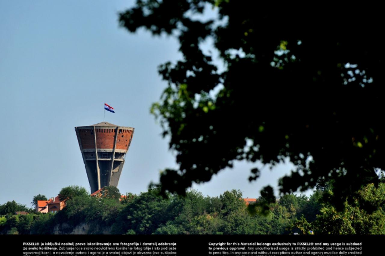 '11.07.2012., Vukovar - Vukovarski Vodotoranj, visok 50 m i obujma 2200 prostornih metara vode, izgradjen je potkraj sezdesetih godina u tadasnjem gradskom perivoju i izletistu Najpar-basci, na ulazu 