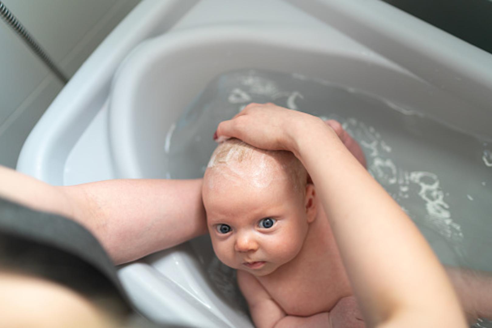 Čistoća i higijena bebe svakako bi trebala biti visoko na listi prioriteta svakog roditelja, no nemojte pretjerivati. Prečesto kupanje bebe može uzrokovati isušivanje i probleme s bebinom, nježnom kožom. Dovoljno je bebu okupati jednom na dan, neki stručnjaci tvrde da je bolje bebu kupati svaki drugi dan. No, svakako je prije spavanja možete prebrisati vlažnom mekanom krpom.