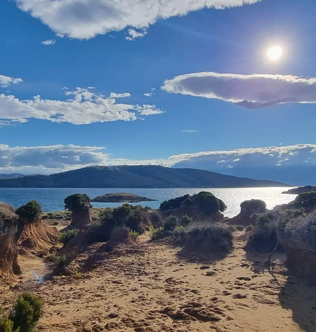 Plaža Sturič nalazi na sjevernoj strani poluotoka Lopar i okrenuta je prema otočiću Sveti Grgur. Na plažu koju čine dvije predivne pjeskovite uvale možete doći pješice ili brodom.