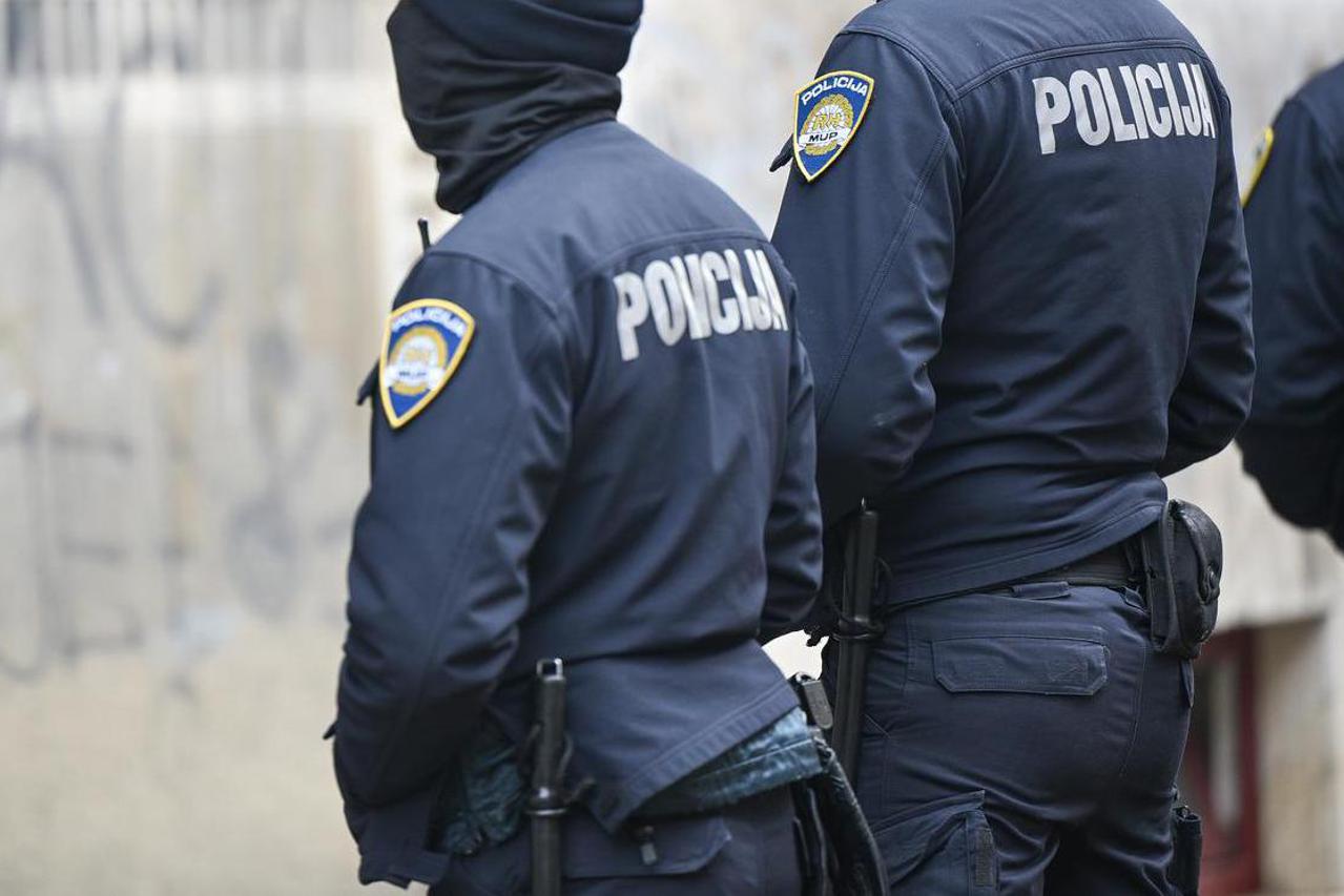 Zagreb: Uz policijsko osiguranje A-HSP održao prosvjed ispred stana Anke Mrak Taritaš