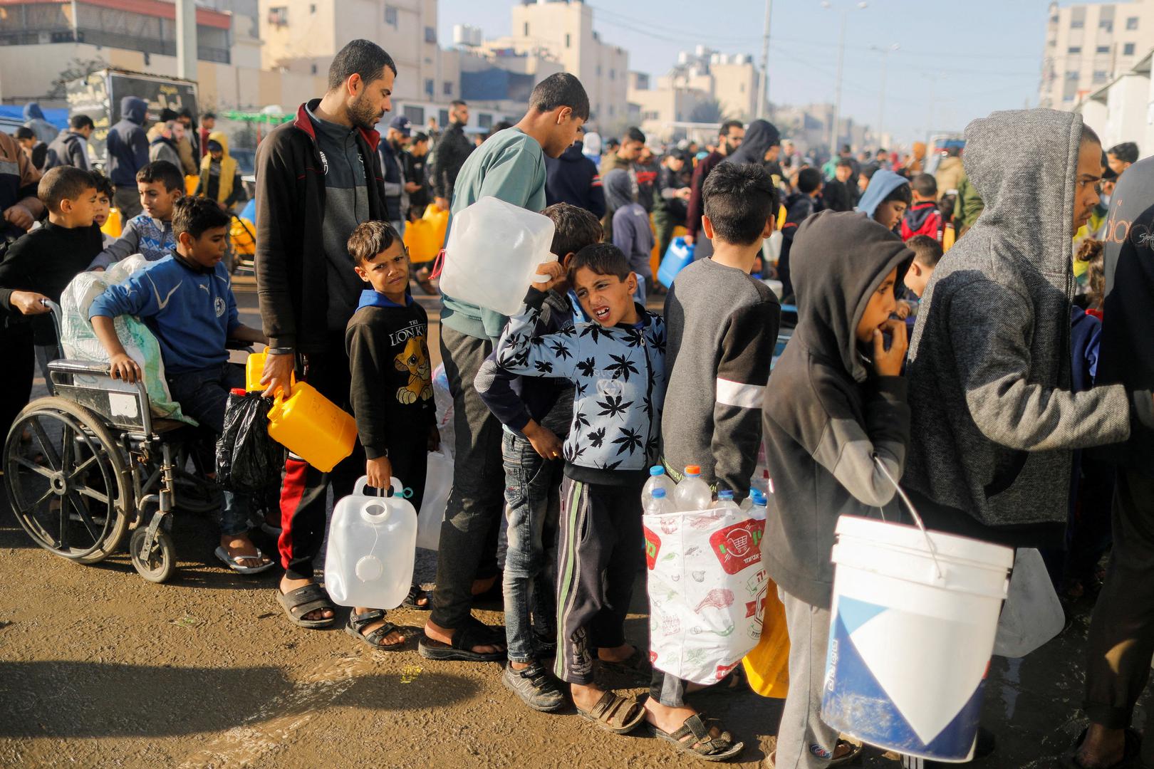 FILE PHOTO: Palestinians queue as they wait to collect drinking water, amid shortages of drinking water, as the conflict between Israel and Hamas continues, in Rafah, in the southern Gaza Strip January 4, 2024.  REUTERS/Saleh Salem/File Photo Photo: SALEH SALEM/REUTERS