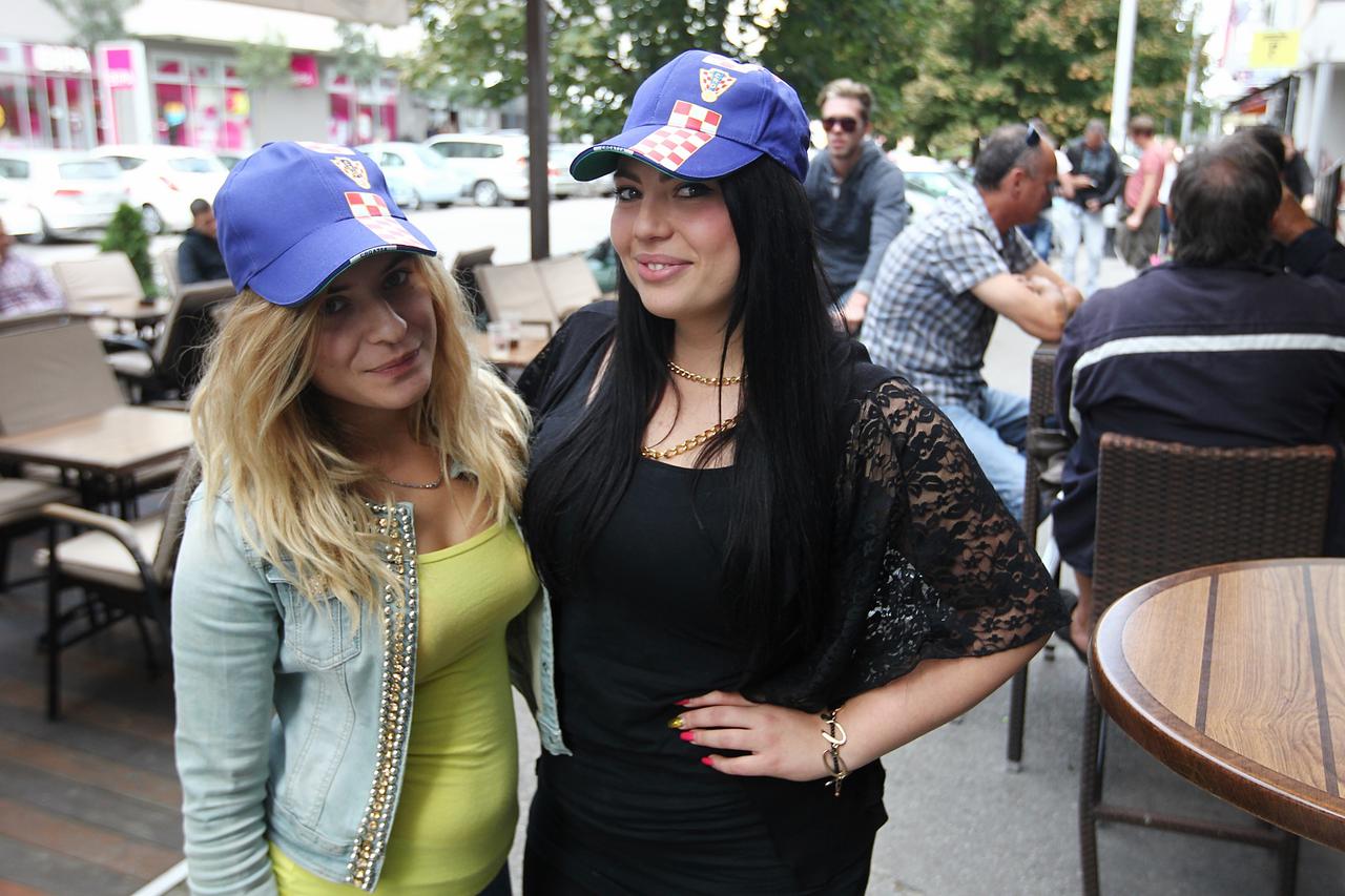 09.09.2015 .,Zagreb., Navijaci Slovenije i Grcke ispred Arene prije njihove itakmice na EuroBasketu2015. Ugostitelji okolnih kafica hvale slovenske navijace kao dobre goste. Zeljko Lukunic/PIXSELL 