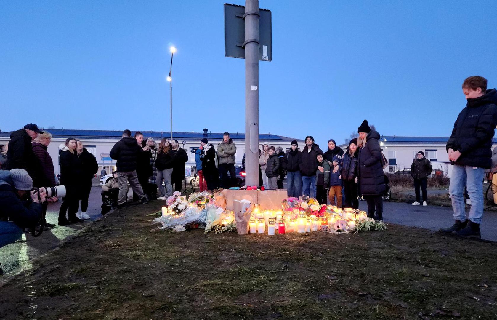 Flowers and candles are placed near the Campus Risbergska school, following a deadly shooting attack at the adult education center in Orebro, Sweden, February 5, 2025. REUTERS/Philip O'Connor Photo: Philip O'Connor/REUTERS