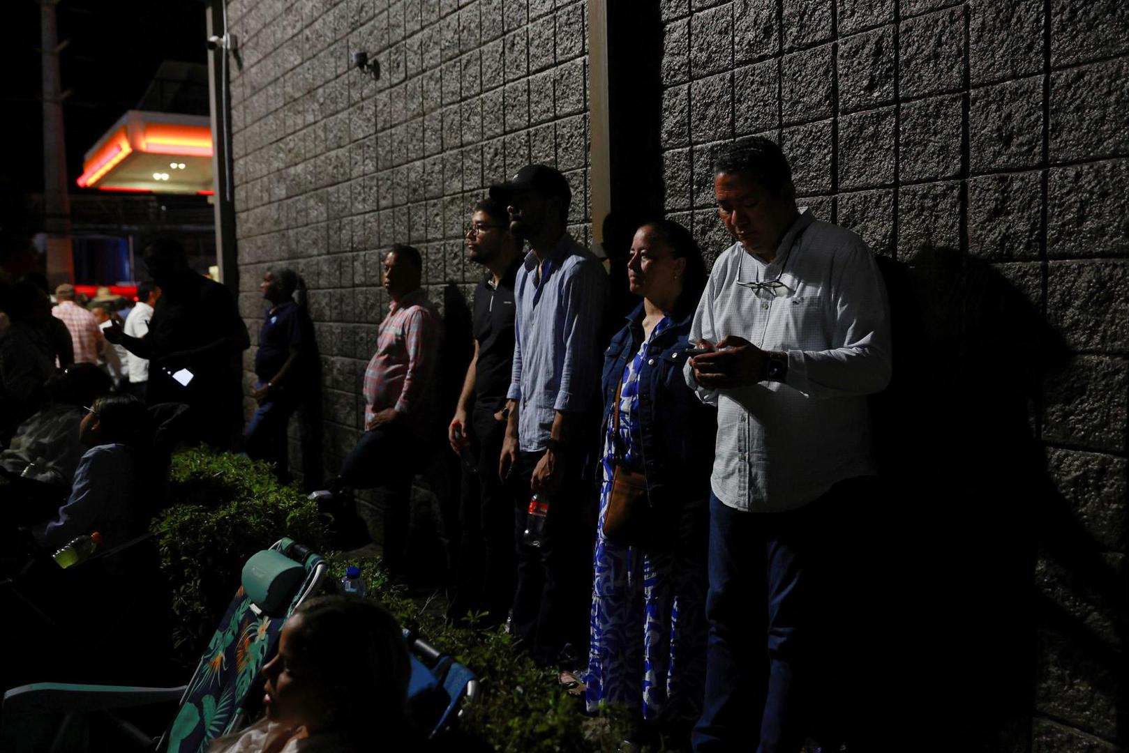 Lokalni mediji su ranije procijenili da je između 500 i 1000 ljudi bilo prisutno u vrijeme tragedije u klubu Jet Set.

