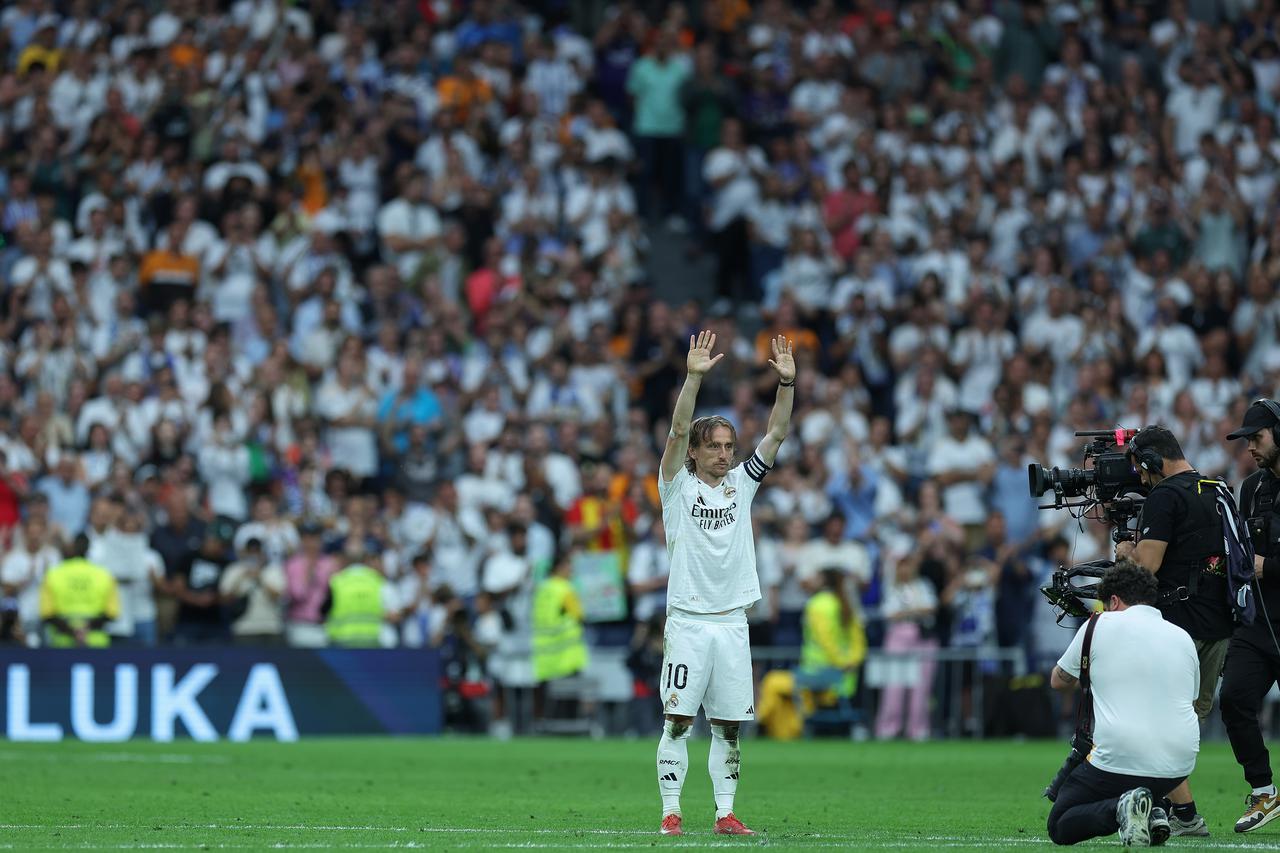 Madrid: Emotivan rastanak Luke Modrića s Real Madridom pred tisućama navijača