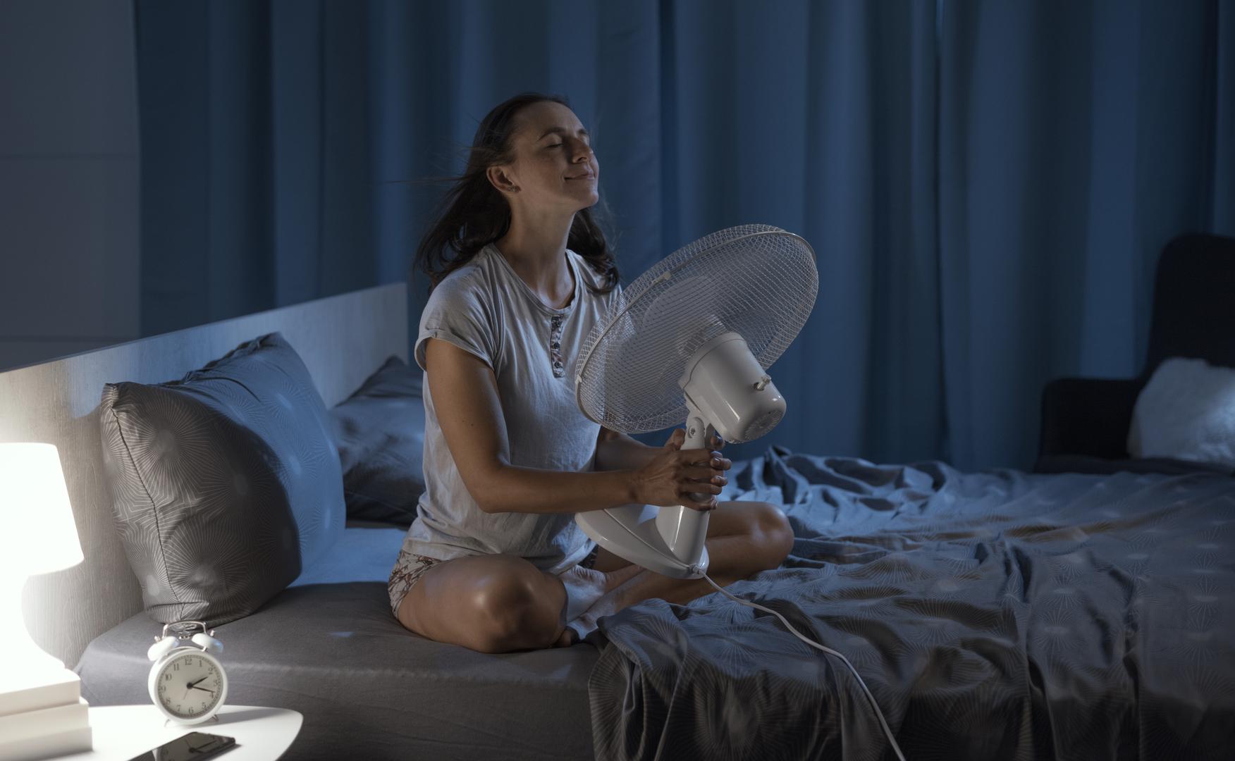 4. Napravite “hladnu sobu”: Odaberite jednu sobu, po mogućnosti zasjenjenu, i pretvorite je u svoj hladni kutak. Ventilator, spuštene rolete i izbjegavanje sunčeve svjetlosti pomoći će održati ugodnu temperaturu.