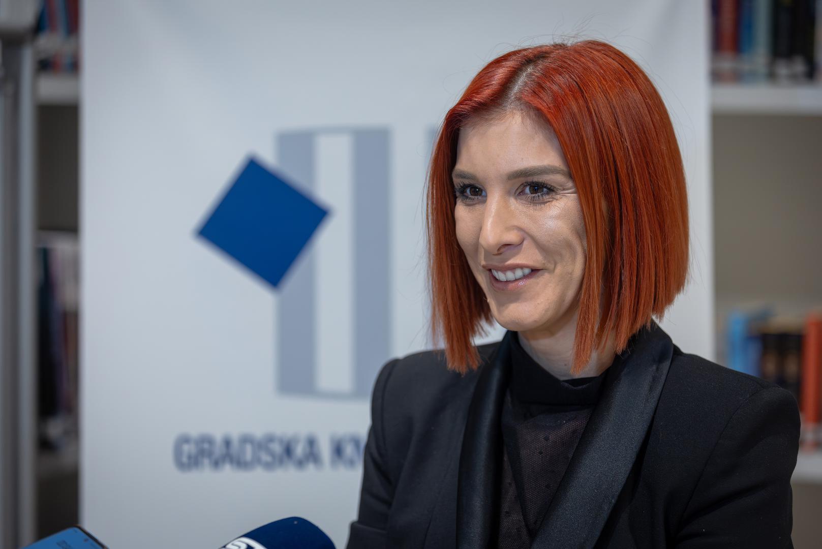 Objasnila je kako je ekipa nakon cjelodnevnog snimanja rekvizite, posuđene od Jadran filma, ostavila na recepciji hotela u kojem su odsjeli kako bi mogli otići na večeru. 