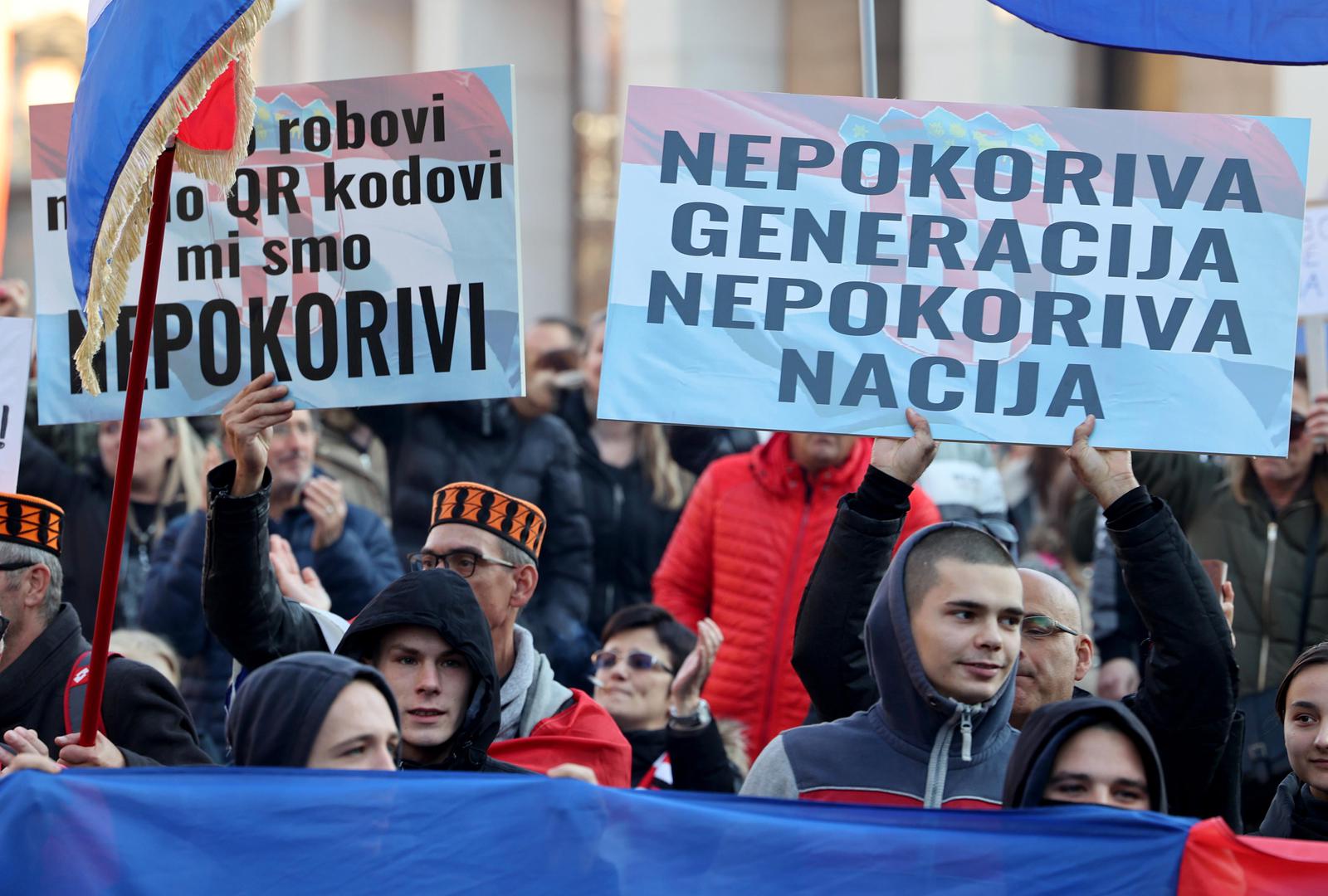 “Ja vjerujem znanstveniku Gordanu Laucu”, “Ne slijepom vjerovanju autoritetima”, “Živi i pusti druge da žive”, "Sloboda se ne traži, sloboda se živi", " Stožer zaustavite se dok je vrime jer će vas odnit bura s juga", "Nepokoriva generacija nepokoriva nacija", samo su neki od natpisa 