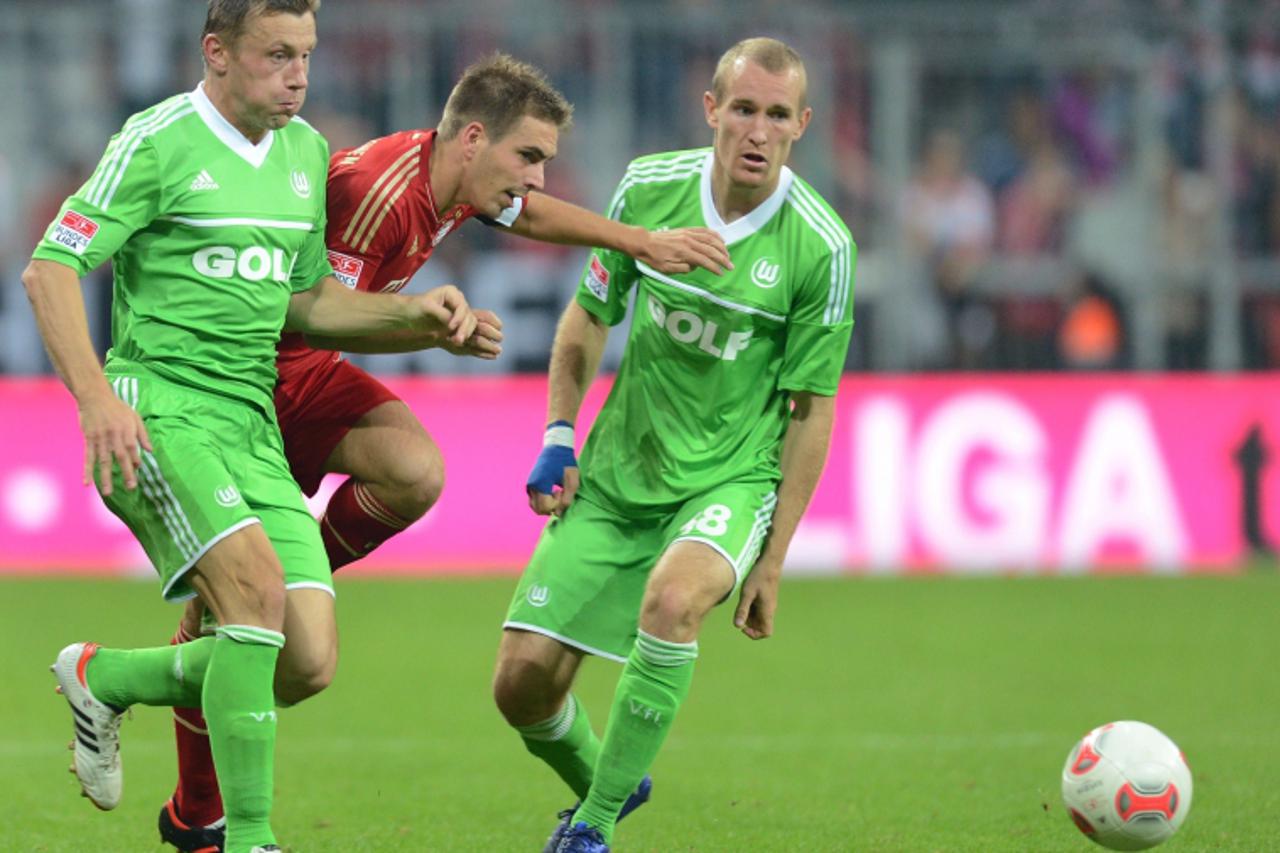 'Wolfsburg\'s striker Ivica Olic (L) and Wolfsburg\'s Danish midfielder Thomas Kahlenberg (R) and Bayern Munich\'s defender Philipp Lahm vie for the ball during the German first division Bundesliga fo