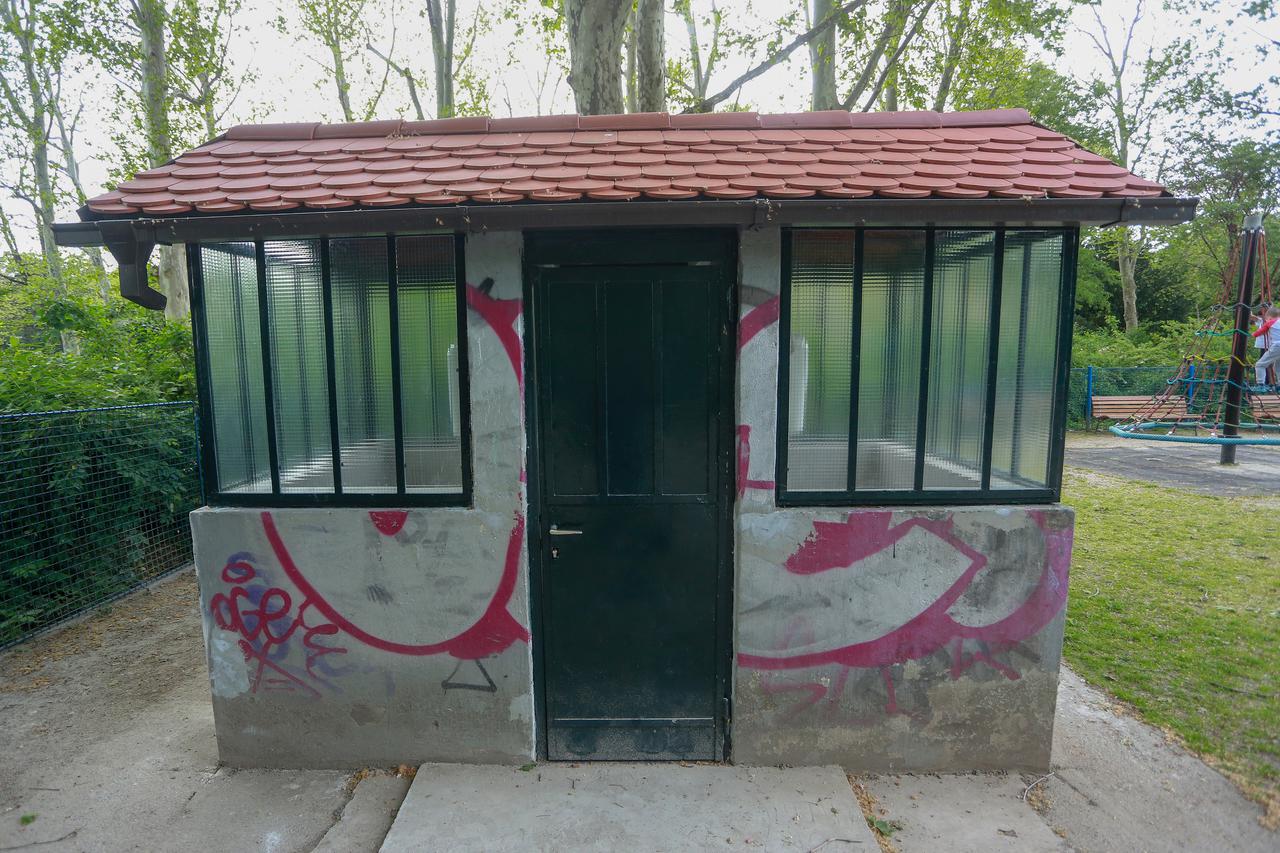 Zagreb: Javni WC u parku na Trg kralja Petra Krešimira IV