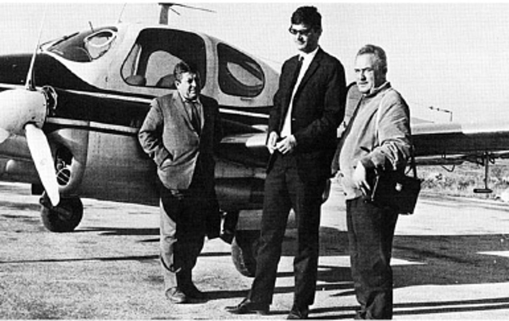 Ante Živković - U Večernji list došao je mjesec i pol nakon njegova osnutka i u njemu ostao dva desetljeća. Posebnu nagradu Otokar Keršovani dobio je za 1963./1964. godinu