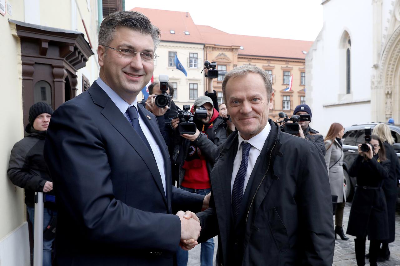 PLENKOVIĆ I TUSK U ZAGREBU Može li Hrvatska uspješno balansirati između SAD-a i EU, ali i između ‘stare’ i ‘nove’ Europe