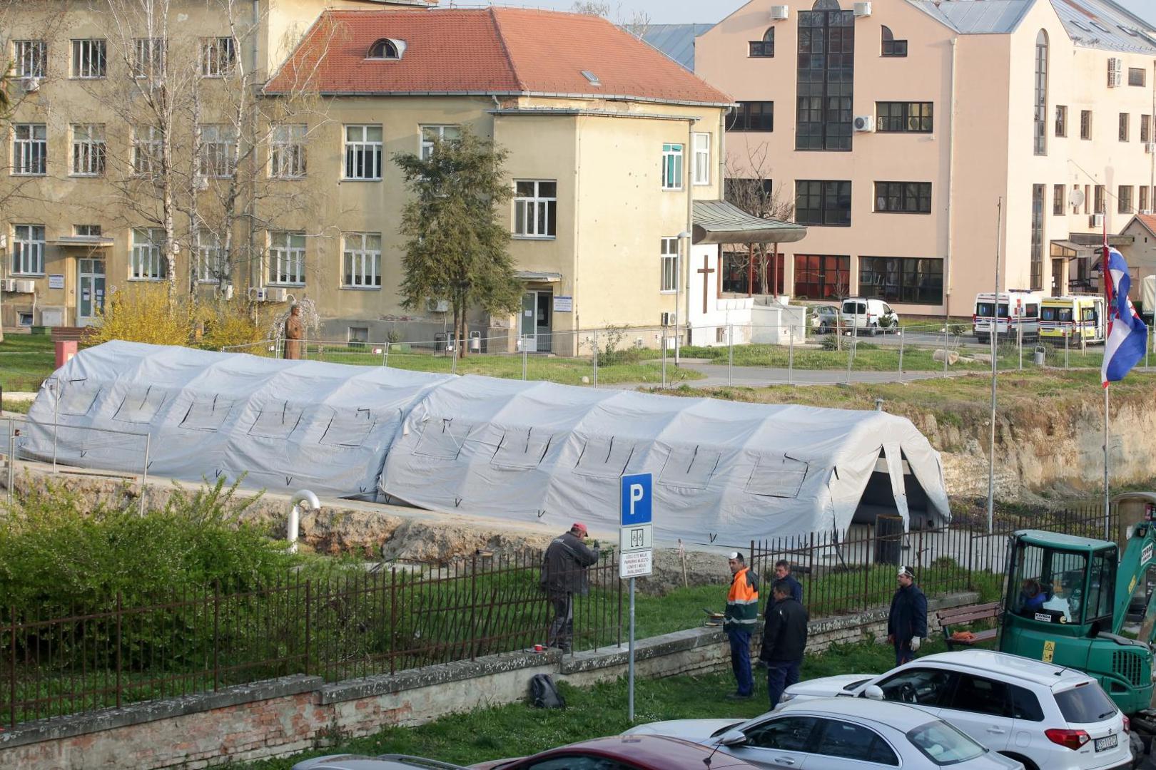 01.04.2020., Osijek - Na ulazu u KBC Osijek prije par dana pocelo je postavljanje satora koji je danas postao sluzbeni ulaz u krug bolnice za sve pacijente ali i djelatnike KBC-a.
Photo: Dubravka Petric/PIXSELL