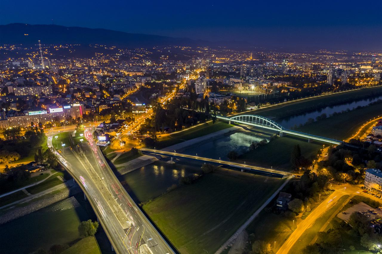 Zagreb: Pogled iz zraka tijekom noći na Hendrixov, Savski i Jadranski most