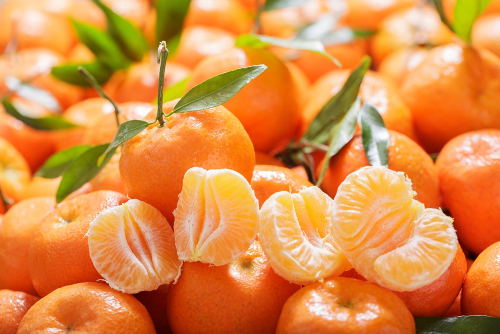 Mandarina: Mandarine su lagane za ponijeti i idealne kao međuobrok, posebno zimi kad ih ima najviše. Osim vitamina C, daju i dozu tekućine, što pomaže kad ste prehlađeni ili premalo pijete. Najviše koristi imate kad ih jedete cijele, a ne u obliku industrijskih sokova.